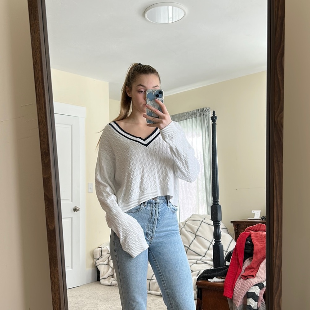 Hollister V-neck crop top sweater